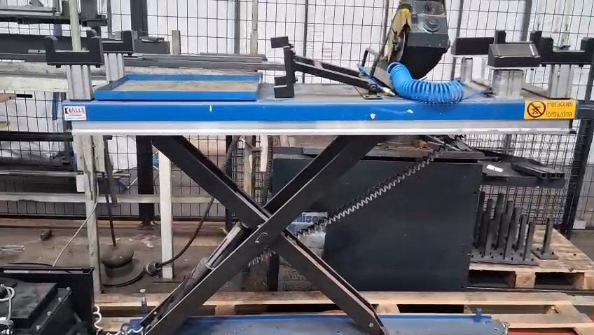 Vendo elevador elétrico a oleo para motas