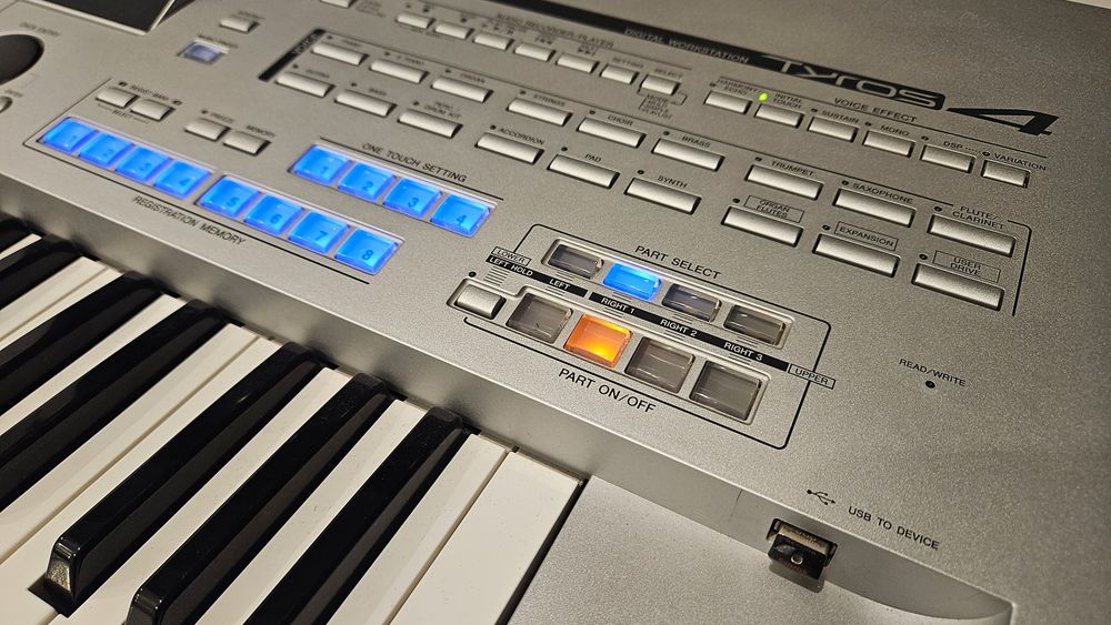 Tyros 4 stan idealny + gratisy