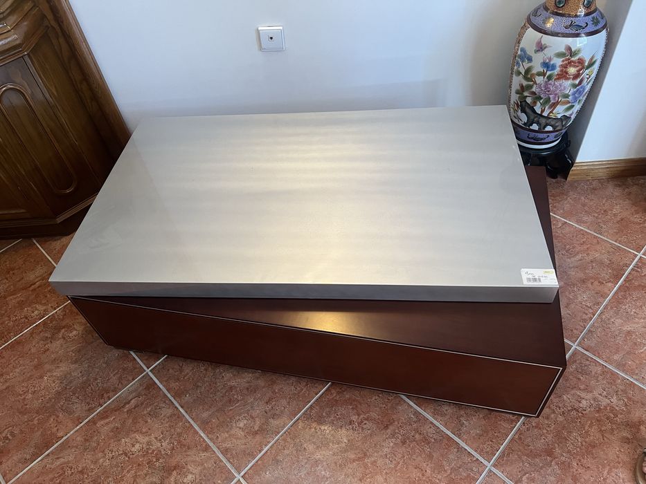 Mesa de centro com gaveta