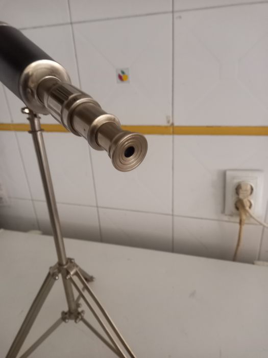 Telescópio com tripé.
