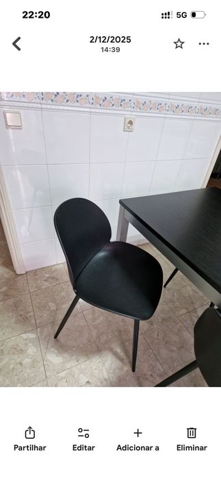 Mesa de cozinha extensível com 4 cadeiras – quase nova