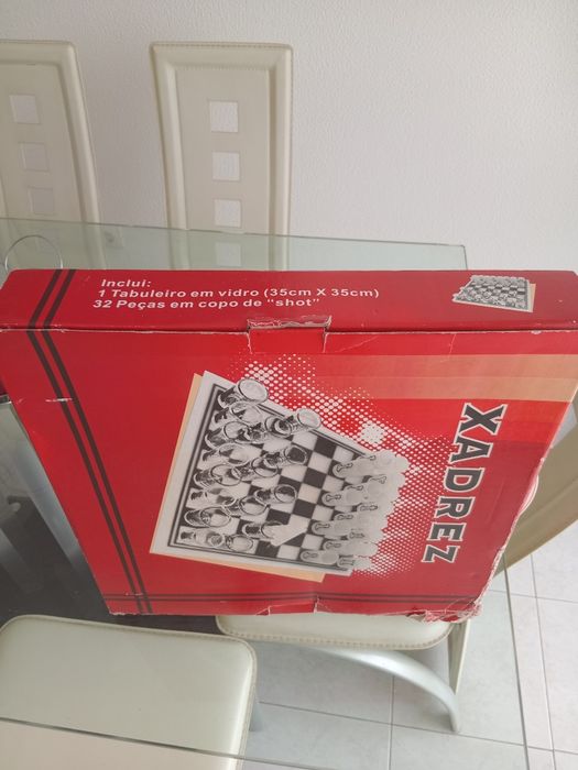 Vendo tabubeiro de xadrez em vídro com 32 peças  de copos de shot