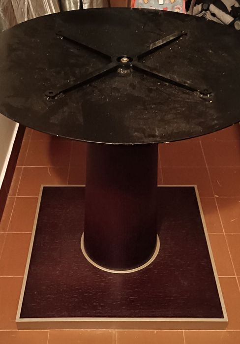 Mesa de jantar redonda em madeira escura