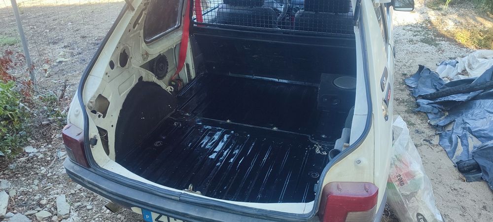 Peogeot 205 xad turbo de livrete.
 motor e kilometros originais. 
Bancos GTI
volante GTI
Carro fiável e muito econômico.