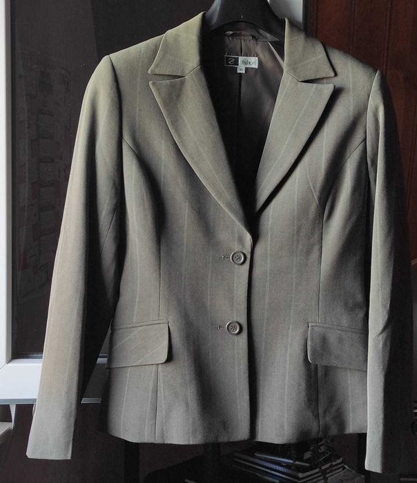 Elegante Blazer Cor Café Com Leite e Risca Fina e Discreta Bege