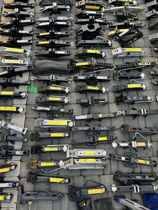 Домкрати оригінальні для автомобілів VW Fiat Skoda Toyota Renault інші