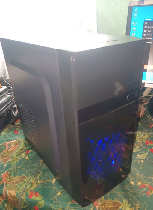 Komputer stacjonarny z i3 procesorem.
