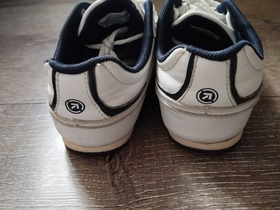 Кросівки шкіряні.