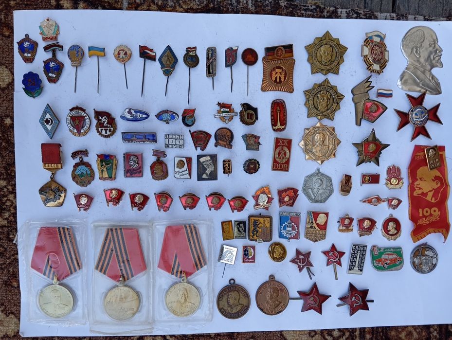 Великий вибір знаків, значків  різне.