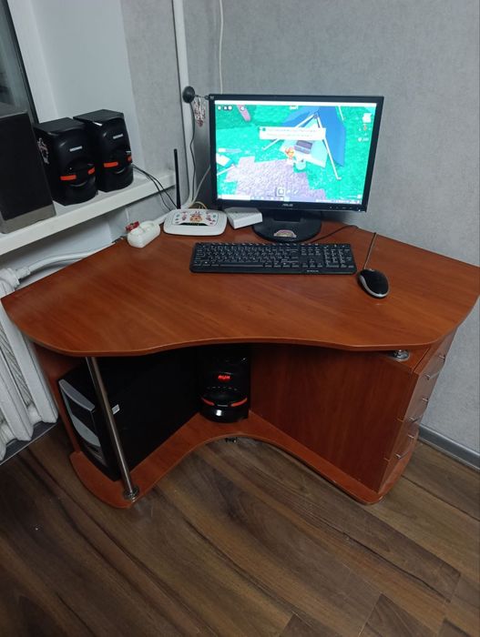 Компьютерный стол.