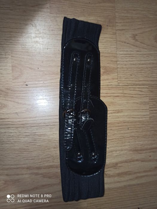 Czarny pasek na gumce