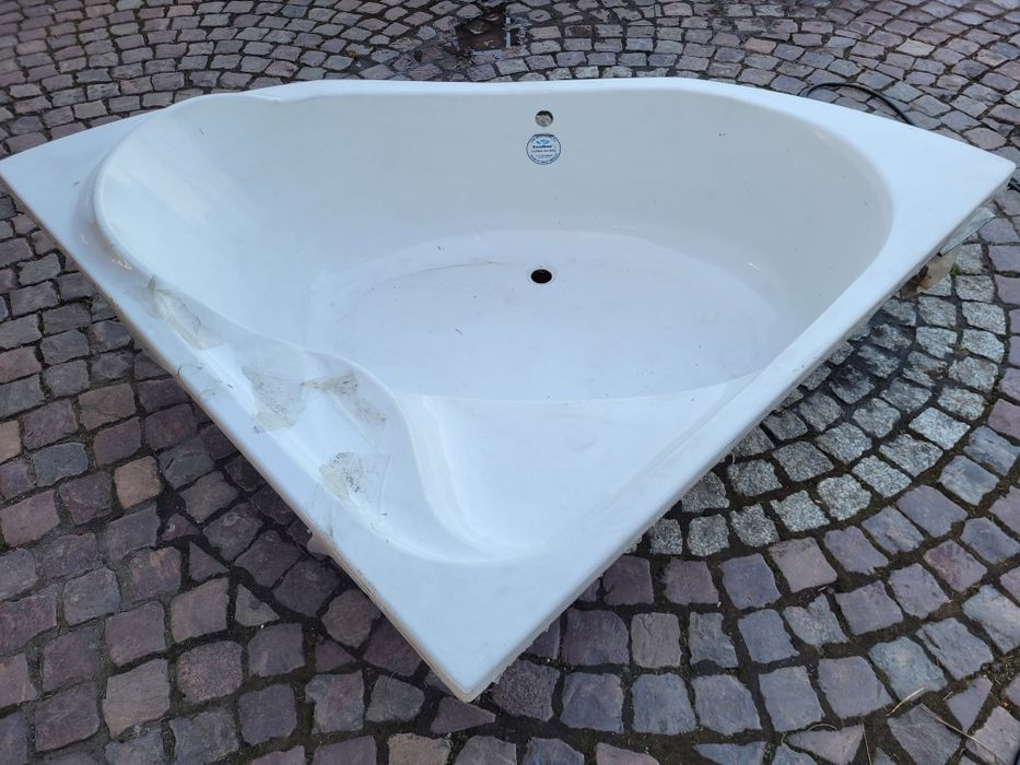 Wanna narożna akrylowa 150 × 150 cm – nieużywana
