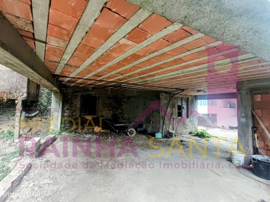 Moradia em 2 pisos para reabilitar. Quintal e anexo-Lousã