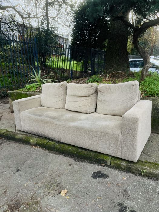 Sofá bege em boas condições