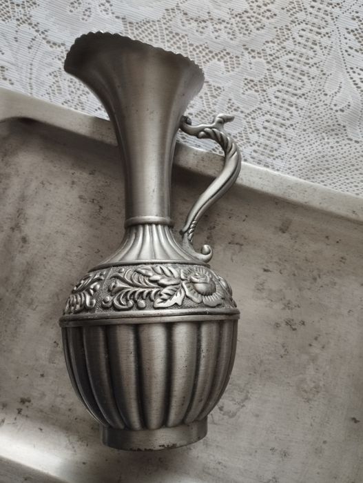 Peça decorativa em estanho,em muito bom estado.