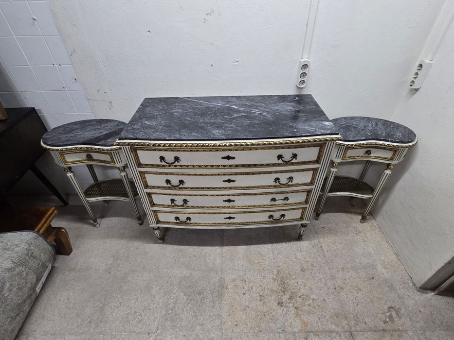 Conjunto de comoda e mesas de apoio / Madeira maciça