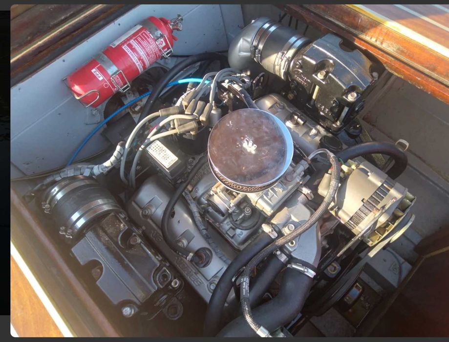 Barco de fibra e madeira motor Volvo Penta V6