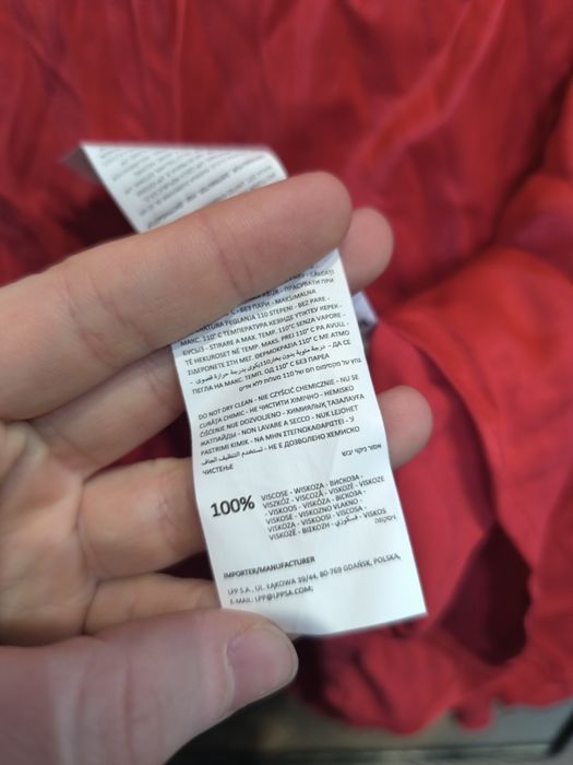 Czerwona sukienka z wyciętymi bokami.