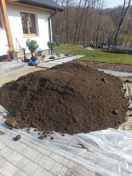 Ziemia ogrodowa siana trawniki rabaty