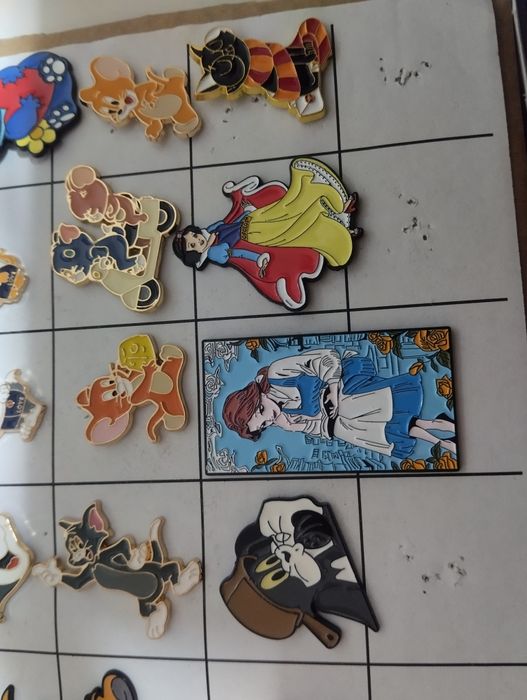 Pins de banda desenhada