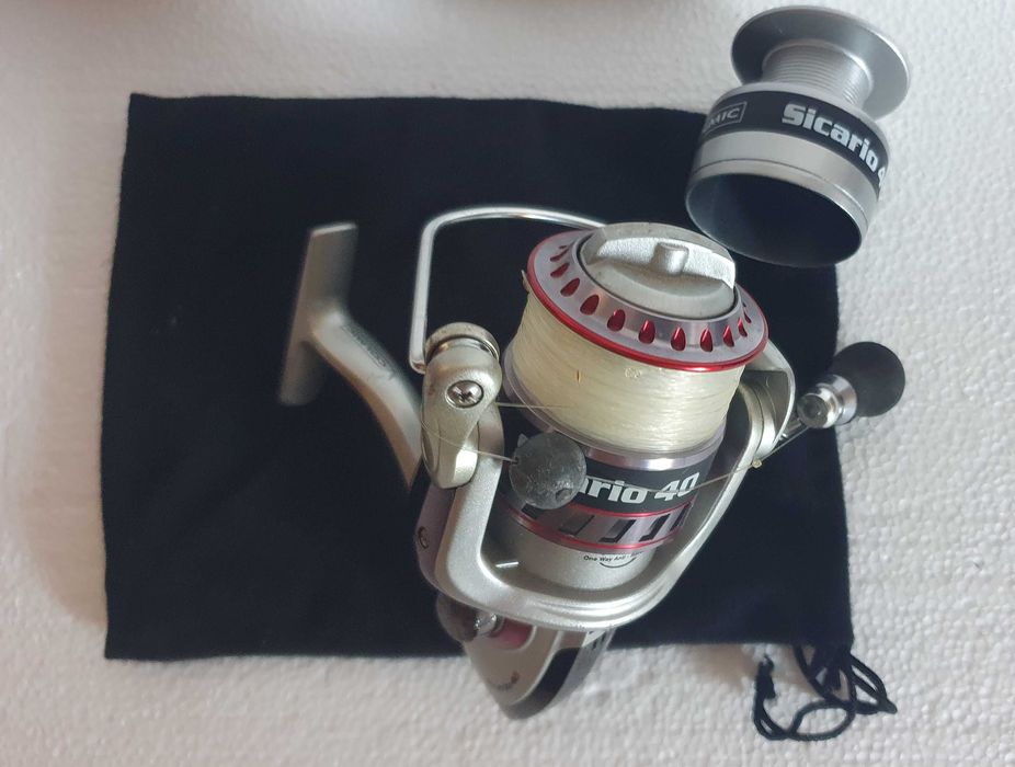 Carreto de pesca Colmic Sicario 40 com duas bobines e caixa original