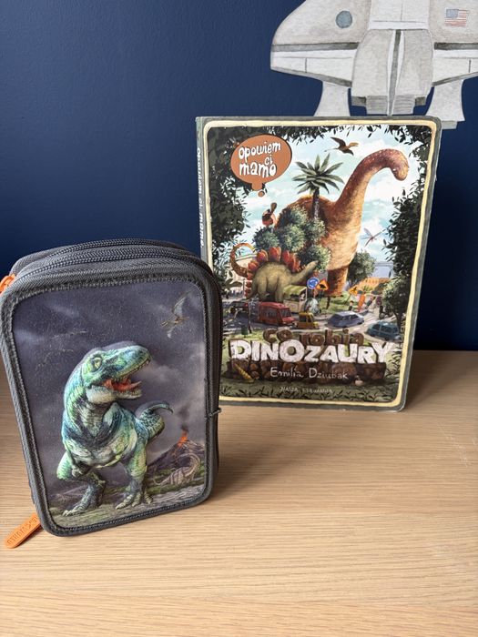 Zestaw książka  Opowiem Ci mamo co robią dinozaury i piórnik