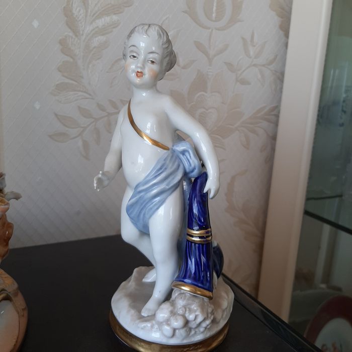 Статуэтка фарфоровая