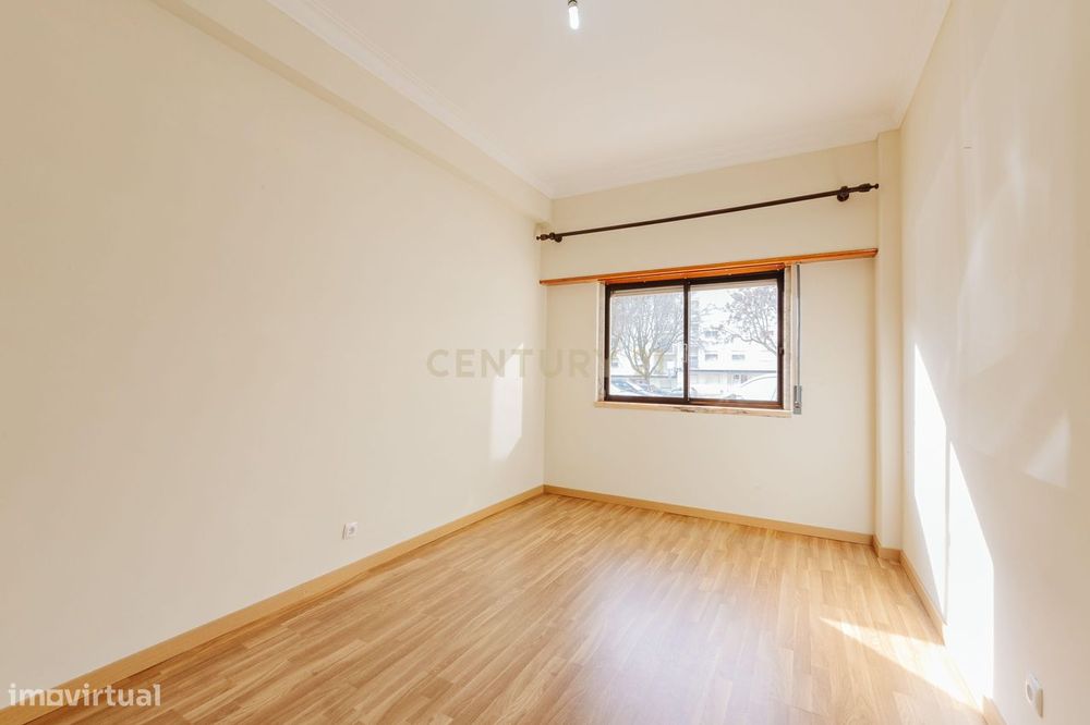 Apartamento T2 junto à estação da Amadora