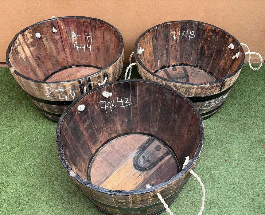 Celhas antigas em madeira, floreiras, vasos, caixas