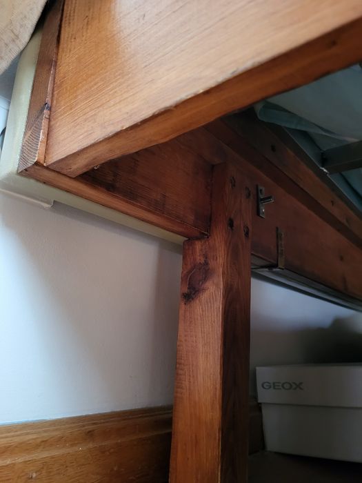 Cama de madeira com cabeceira forrada