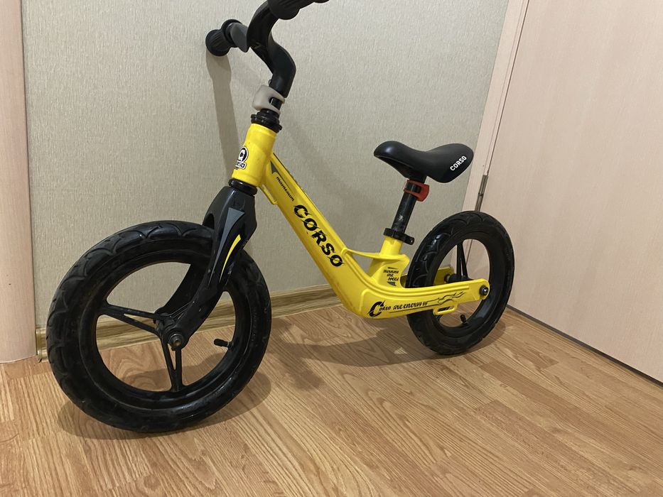 Дитячий велобіг Corso 46563 Жовтий. Магнієва рама, надувні колеса 12"