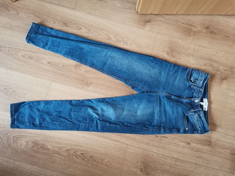 Jeansy z bardzo wysokim stanem Mango 32