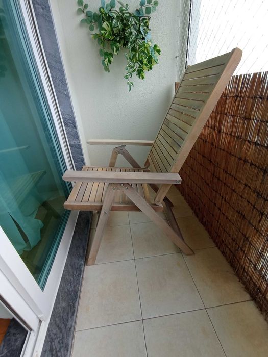 Cadeira para jardim reclinável em madeira