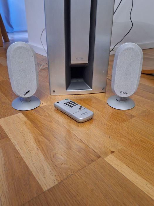 Zestaw SONY Dwa głośniki, soobofer, odtwarzacz kaset.