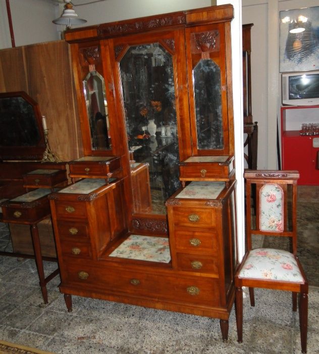 Conjunto de pechiché muito antigo e cadeira Muito bom estado geral `e