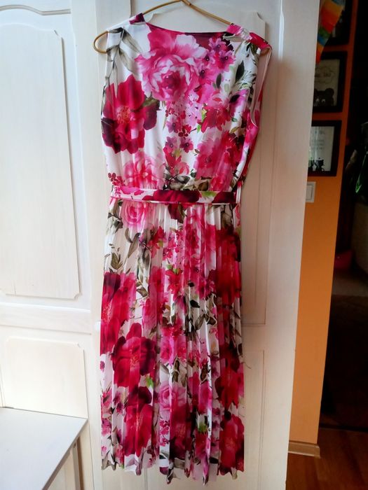 Sukienka na wakacje plisowana fuksja