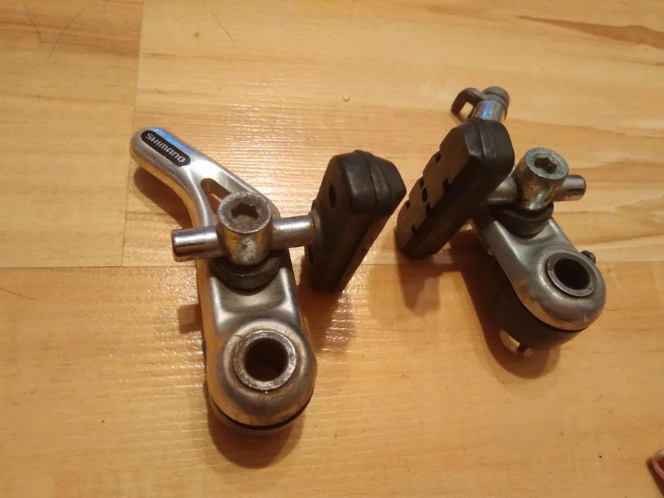 Dwie szczęki Shimano cantilever.