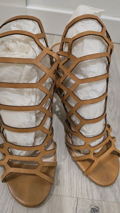 Sandalias em pele marca ruika