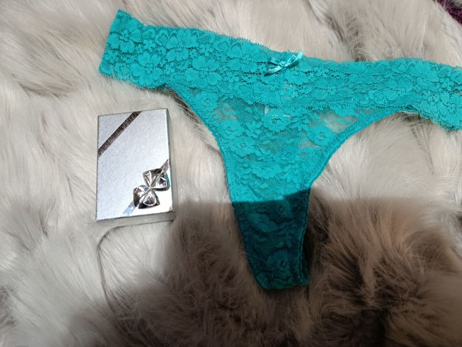 Stringi majteczki figi zapakowane na prezent.