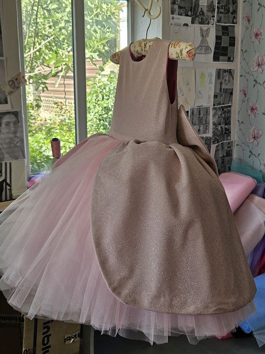 Платье на девочку 5-6 лет блестящее розовое пышное платье принцессы