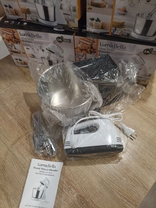 Кухонний міксер із чашею