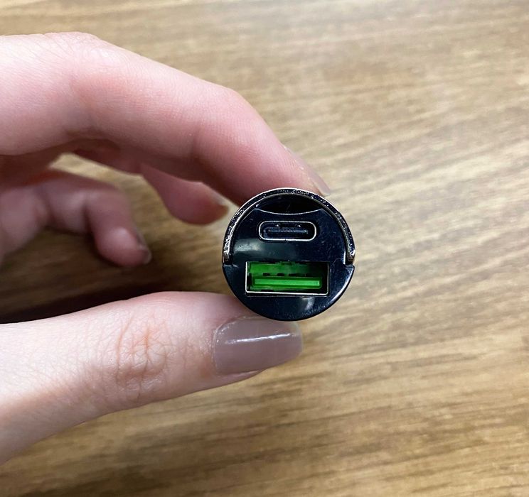 Mini carregador de isqueiro Fast charging com 2 entradas (USB + USB-C)