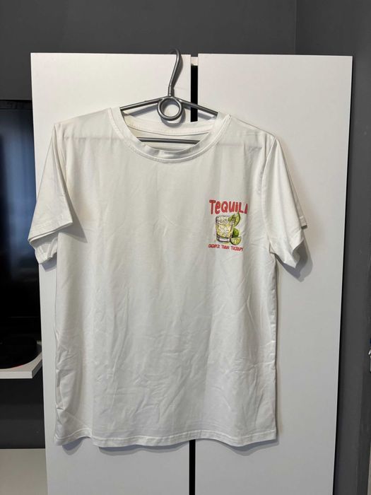 Biała koszulka z nadrukiem