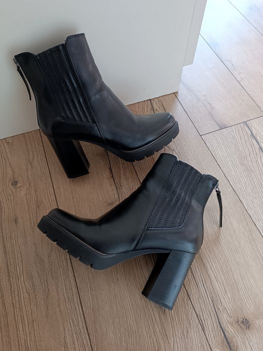 Czarne botki na słupku