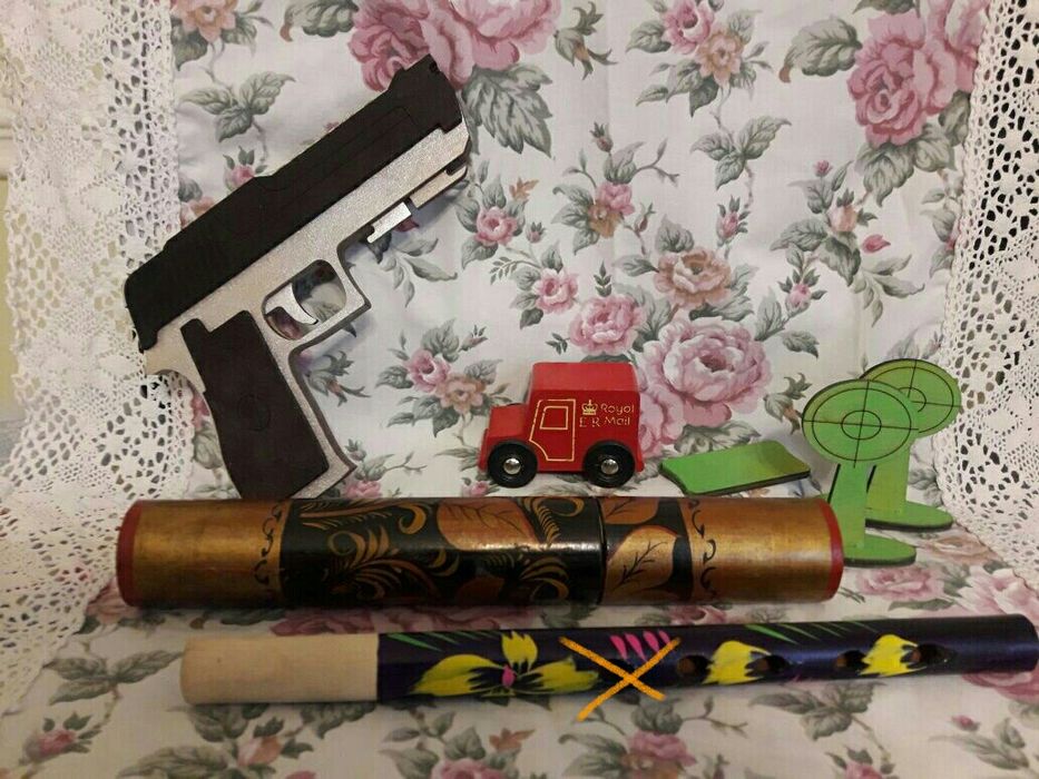 Дерев'яний пістолет.