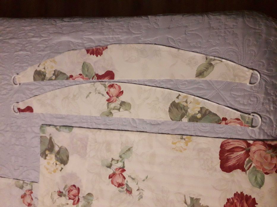 Conjunto creme com flores grandes vermelhas