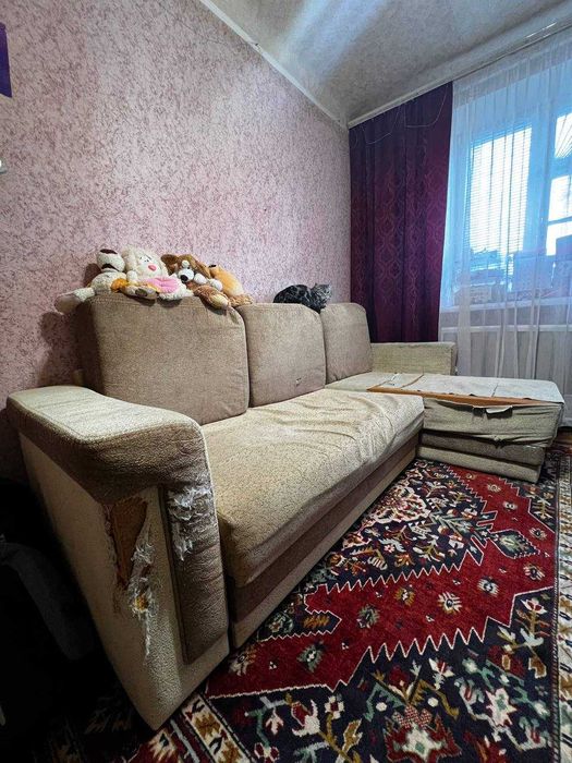 меблі : диван, крісла, шафи