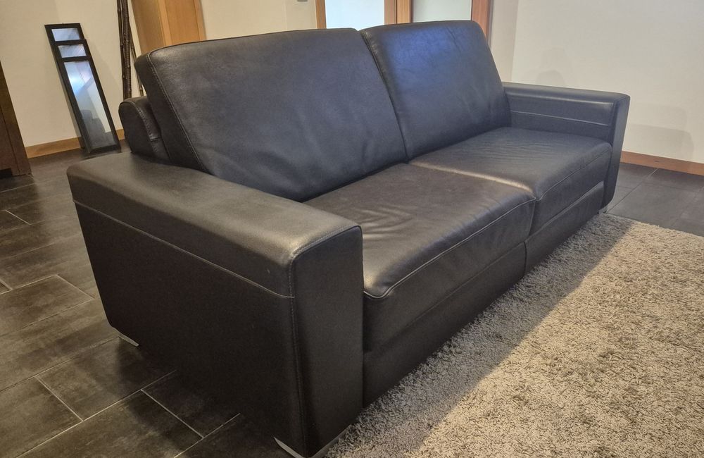 Sofá em pele genuína castanha da marca Agol