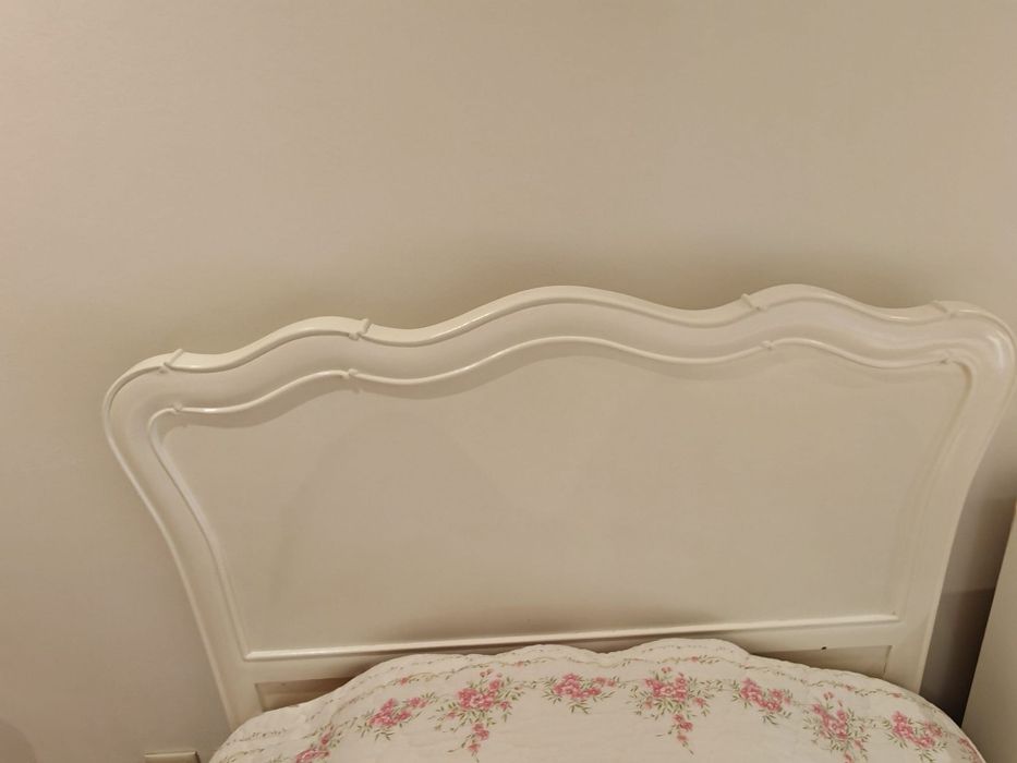 Cama individual lacada a branco estilo vitoriana
