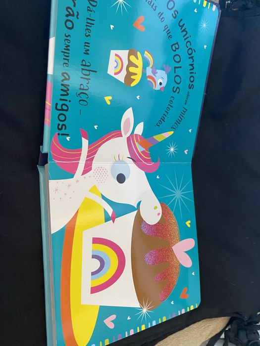 Livro “Abraça um Unicórnio” - com textutas e caoa dura